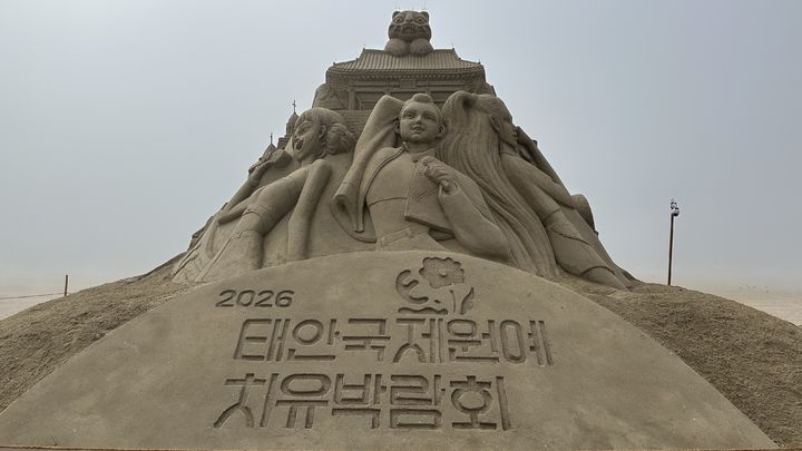 [태안=뉴시스] 태안에 온 K팝 데몬헌터스 모래조각상. (사진=태안군 제공) 2026.04.02. photo@newsis.com *재판매 및 DB 금지