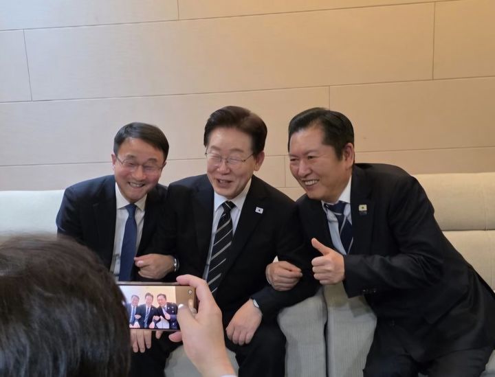 한병도 더불어민주당 원내대표와 이재명 대통령, 정청래 민주당 대표가 2일 국회 본청에서 만나 기념 사진을 촬영하고 있다. (사진=정청래 대표 페이스북 캡처) *재판매 및 DB 금지