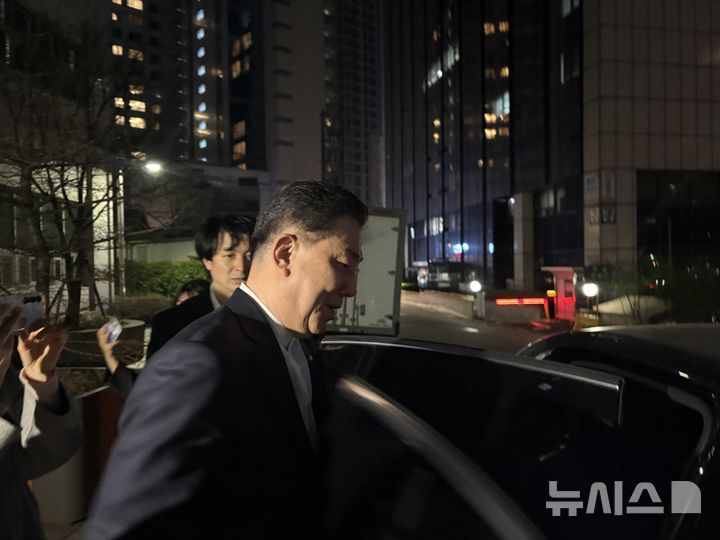 [서울=뉴시스]신유림 기자=13개 의혹을 받는 김병기 무소속 의원이 2일 오후 서울 마포구 서울경찰청 광역수사단에 출석해 5차 피의자 조사를 마친 뒤 귀가하고 있다. 2026.04.02. spicy@newsis.com