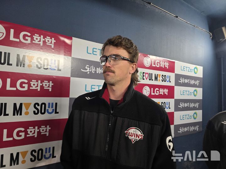 [서울=뉴시스] 김희준 기자 = LG 트윈스의 라클란 웰스가 2일 잠실구장에서 벌어진 2026 신한 쏠 KBO리그 KIA 타이거즈와의 경기에 선발 등판해 6이닝 1실점으로 호투한 뒤 취재진과 인터뷰를 하고 있다. 2026.04.02jinxijun@newsis.com