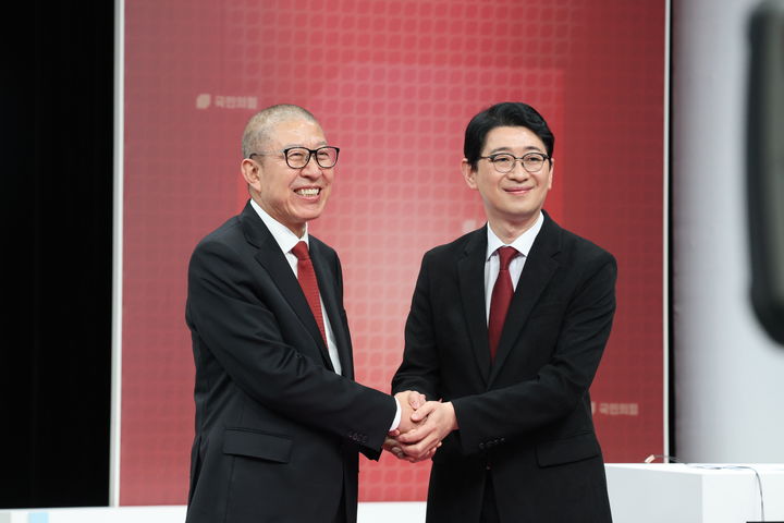 [부산=뉴시스] 박형준 부산시장(왼쪽)과 주진우(부산 해운대구갑) 국회의원이 2일 부산 동구 부산MBC에서 당내 경선 2차 비전토론회에서 악수하고 있다. (사진=박형준 부산시장 경선 캠프 제공) 2026.04.02. photo@newsis.com *재판매 및 DB 금지