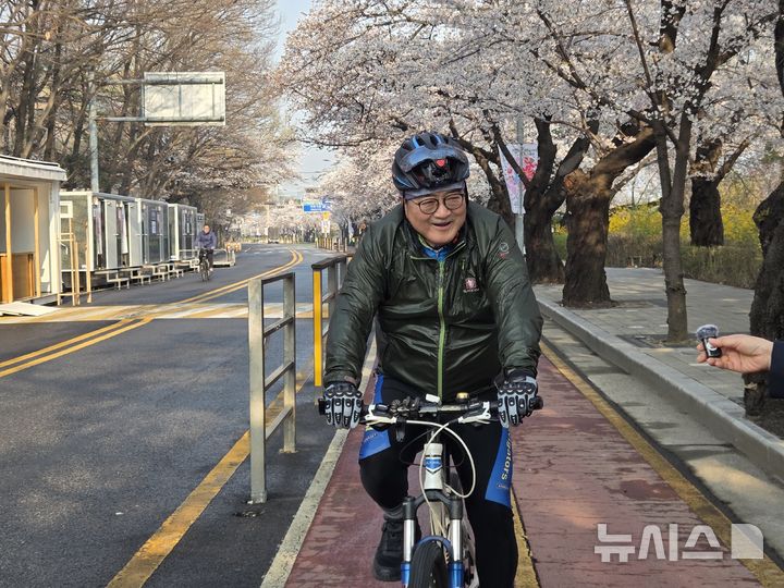 [서울=뉴시스] 김윤영 기자 = 우원식 국회의장이 2일 오전 서울 여의도 국회에서 자전거를 타고 출근하고 있다. 2026.04.02. youn@newsis.com