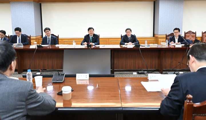 [서울=뉴시스] 구윤철 부총리 겸 재정경제부 장관이 2일 서울 중구 은행연합회에서 열린 시장상황점검회의에서 발언하고 있다. (사진=재정경제부 제공) 2026.04.02. photo@newsis.com *재판매 및 DB 금지