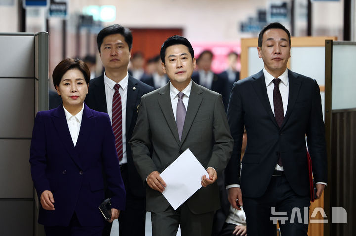 [서울=뉴시스] 김명년 기자 = 장동혁 국민의힘 대표가 2일 오전 서울 여의도 국회에서 열린 최고위원회의에 참석하기 위해 이동하고 있다. 2026.04.02. kmn@newsis.com