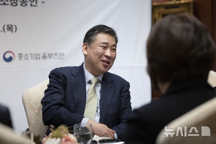 [서울=뉴시스] 김근수 기자 = 최승재 중소기업 옴부즈만이 지난 2일 서울 여의도 켄싱턴호텔에서 열린 이언주 국회의원 초청 2026년 1차 성장사다리 포럼에서 중소기업인들과 이야기를 나누고 있다. 2026.04.09. ks@newsis.com