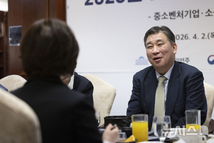 [서울=뉴시스] 김근수 기자 = 최승재 중소기업 옴부즈만이 2일 서울 여의도 켄싱턴호텔에서 열린 이언주 국회의원 초청 2026년 1차 성장사다리 포럼에서 중소기업인들과 이야기를 나누고 있다. 2026.04.02. ks@newsis.com