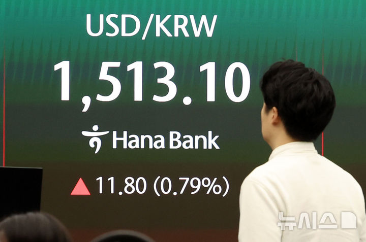 [서울=뉴시스] 이영환 기자 = 2일 오전 서울 중구 하나은행 딜링룸 전광판에 환율이 표시되고 있다. 2026.04.02. 20hwan@newsis.com