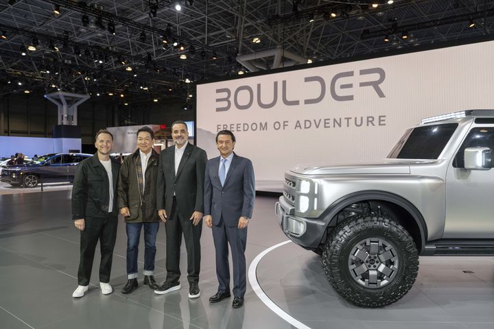 [서울=뉴시스] 현대자동차는 1일(현지 시간) 미국 뉴욕 제이콥 재비츠 컨벤션 센터에서 열린 2026 뉴욕 국제 오토쇼에서 '볼더(Boulder)' 콘셉트를 전 세계 최초로 공개했다. 아웃도어의 성지로 알려진 콜로라도주의 도시에서 이름을 따온 '볼더'는 바디 온 프레임(Body on Frame) 차체 구조와 대담하고 강인한 디자인, 기능 중심의 설계 등을 통해 현대차가 향후 선보일 차세대 중형 픽업트럭에 대한 선명한 디자인 방향성과 의지를 보여주는 콘셉트 모델이다. 브래드 아놀드(왼쪽부터) 현대차 미국 디자인센터 치프 디자이너, 이상엽 현대제네시스글로벌디자인담당 부사장, 랜디 파커 현대차 북미권역본부 CEO, 호세 무뇨스 현대차 대표이사 사장이 볼더와 기념 촬영을 하고 있다. (사진=현대자동차 제공) 2026.04.02. photo@newsis.com *재판매 및 DB 금지