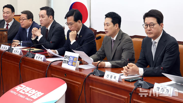 [서울=뉴시스] 김금보 기자 = 장동혁 국민의힘 대표가 지난 2일 오전 서울 여의도 국회에서 열린 최고위원회의에서 발언을 하고 있다. 2026.04.02. kgb@newsis.com