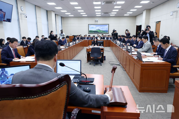 [서울=뉴시스] 고승민 기자 = 안호영 국회 기후에너지환노위원장이 2일 서울 여의도 국회에서 열린 기후에너지환경노동위원회 전체회의를 주재하고 있다. 2026.04.02. kkssmm99@newsis.com