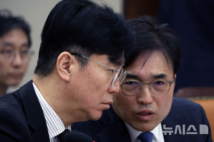 [서울=뉴시스] 고승민 기자 = 고용노동부 김영훈 장관과 권창준 차관이 지난달 2일 서울 여의도 국회에서 열린 기후에너지환경노동위원회 전체회의에서 대화하고 있다. 2026.04.02. kkssmm99@newsis.com