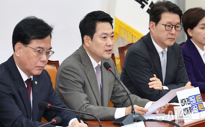 [서울=뉴시스] 김금보 기자 = 장동혁 국민의힘 대표가 2일 오전 서울 여의도 국회에서 열린 최고위원회의에서 발언을 하고 있다. 2026.04.02. kgb@newsis.com