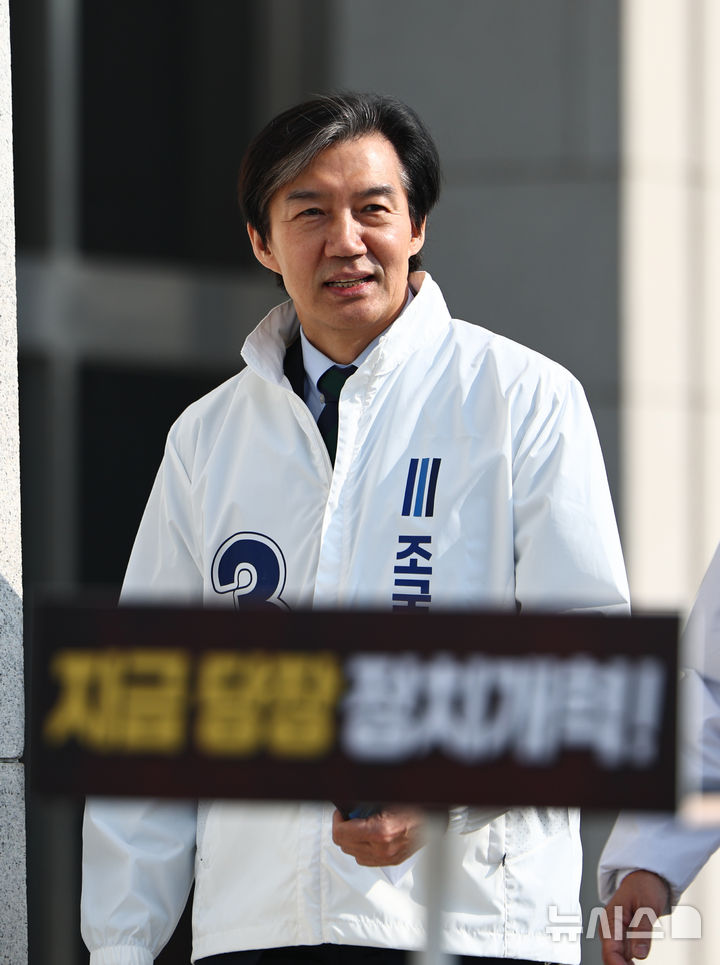 [서울=뉴시스] 김명년 기자 = 조국 조국혁신당 대표가 2일 오전 서울 여의도 국회 앞 '정치개혁 광장' 천막 농성장에서 열린 최고위원회의에 참석하고 있다. 2026.04.02. kmn@newsis.com