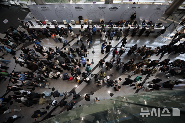 [서울=뉴시스] 정병혁 기자 = 2일 서울 강남구 코엑스에서 열린 2026 서울국제불교박람회 입구가 입장을 기다리는 참관객들로 붐비고 있다. 2026.04.02. jhope@newsis.com