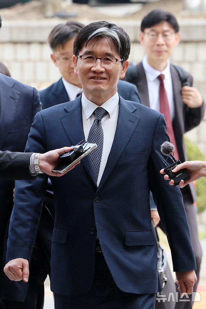 [서울=뉴시스] 조성우 기자 = 해병대 순직 사건 외압 의혹과 관련해 수사를 방해했다는 혐의로 기소된 오동운 고위공직자범죄수사처(공수처) 처장이 2일 오전 서울 서초구 서울중앙지법에서 열린 첫 공판에 출석하고 있다. 2026.04.02. xconfind@newsis.com