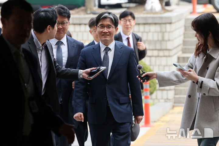 [서울=뉴시스] 조성우 기자 = 해병대 순직 사건 외압 의혹과 관련해 수사를 방해했다는 혐의로 기소된 오동운 고위공직자범죄수사처(공수처) 처장이 2일 오전 서울 서초구 서울중앙지법에서 열린 첫 공판에 출석하고 있다. 2026.04.02. xconfind@newsis.com