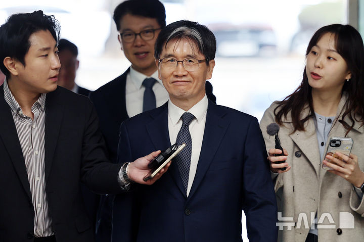 [서울=뉴시스] 조성우 기자 = 해병대 순직 사건 외압 의혹과 관련해 수사를 방해했다는 혐의로 기소된 오동운 고위공직자범죄수사처(공수처) 처장이 2일 오전 서울 서초구 서울중앙지법에서 열린 첫 공판에 출석하고 있다. 2026.04.02. xconfind@newsis.com