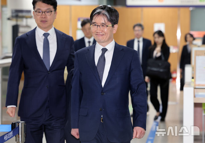 [서울=뉴시스] 조성우 기자 = 해병대 순직 사건 외압 의혹과 관련해 수사를 방해했다는 혐의로 기소된 오동운 고위공직자범죄수사처(공수처) 처장이 2일 오전 서울 서초구 서울중앙지법에서 열린 첫 공판에 출석하고 있다. (공동취재) 2026.04.02. photo@newsis.com