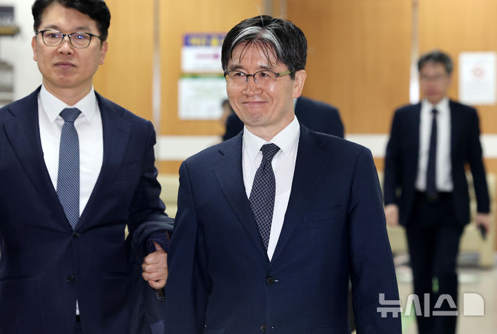 [서울=뉴시스] 조성우 기자 = 해병대 순직 사건 외압 의혹과 관련해 수사를 방해했다는 혐의로 기소된 오동운 고위공직자범죄수사처(공수처) 처장이 2일 오전 서울 서초구 서울중앙지법에서 열린 첫 공판에 출석하고 있다. (공동취재) 2026.04.02. photo@newsis.com