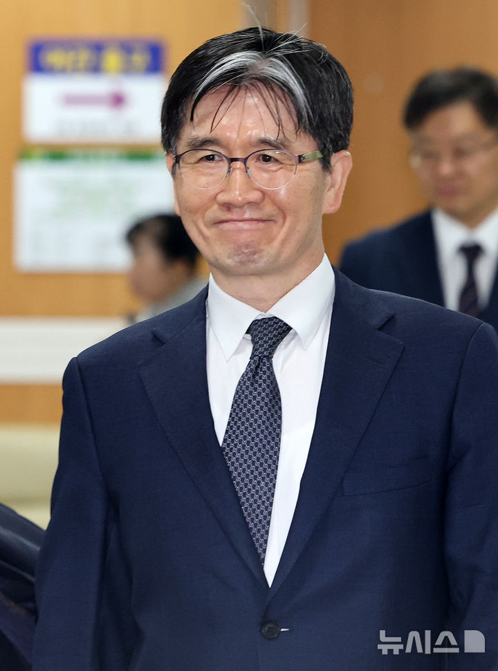 [서울=뉴시스] 조성우 기자 = 해병대 순직 사건 외압 의혹과 관련해 수사를 방해했다는 혐의로 기소된 오동운 고위공직자범죄수사처(공수처) 처장이 2일 오전 서울 서초구 서울중앙지법에서 열린 첫 공판에 출석하고 있다. (공동취재) 2026.04.02. photo@newsis.com