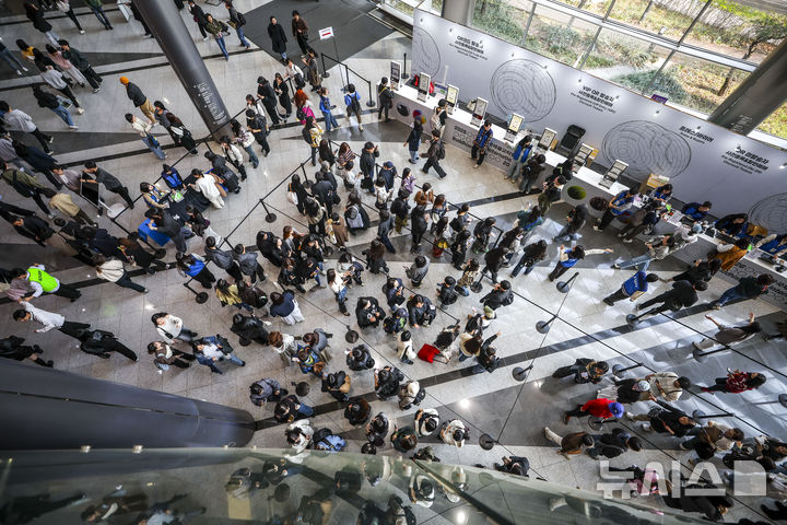 긴 줄 선 불교박람회