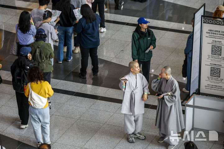 [서울=뉴시스] 정병혁 기자 = 2일 서울 강남구 코엑스에서 열린 2026서울국제불교박람회에서 입구가 참관객들로 붐비고 있다. 2026.04.02. jhope@newsis.com