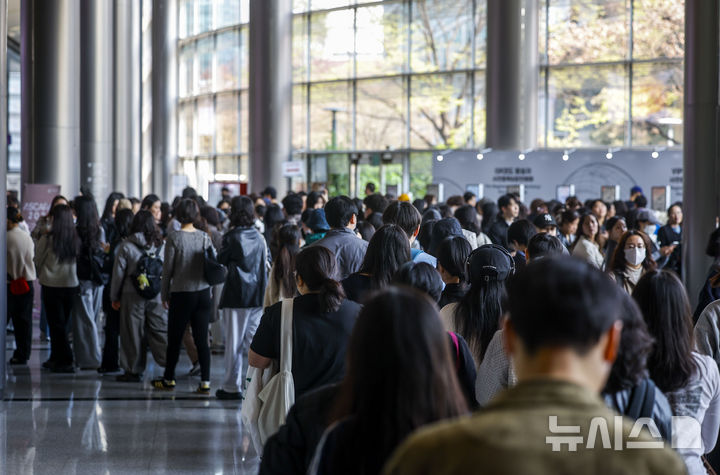[서울=뉴시스] 정병혁 기자 = 2일 서울 강남구 코엑스에서 열린 2026서울국제불교박람회에서 입구가 참관객들로 붐비고 있다. 2026.04.02. jhope@newsis.com