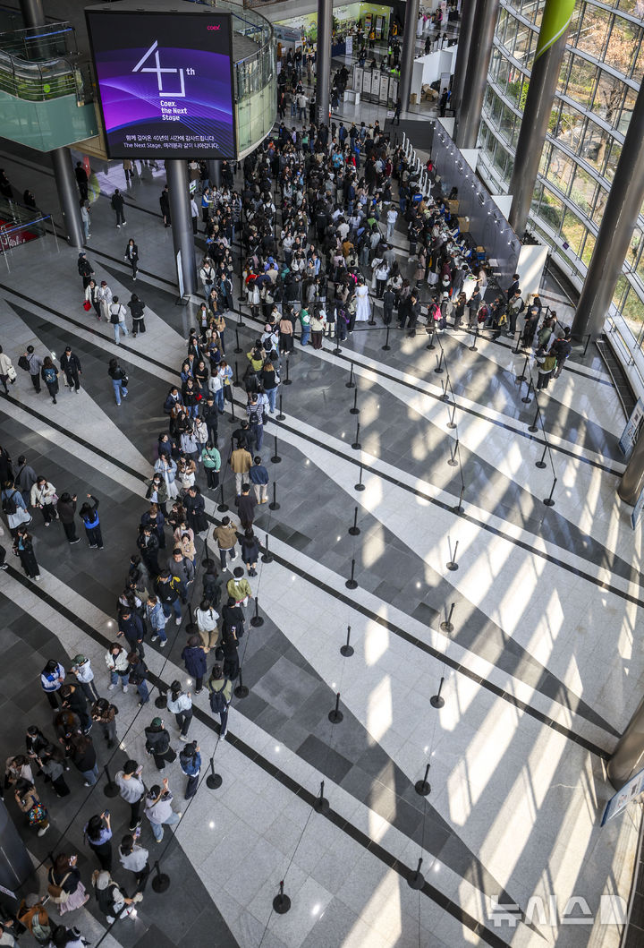 [서울=뉴시스] 정병혁 기자 = 2일 서울 강남구 코엑스에서 열린 2026서울국제불교박람회에서 입구가 참관객들로 붐비고 있다. 2026.04.02. jhope@newsis.com