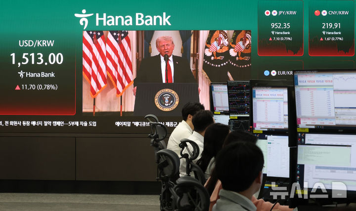 [서울=뉴시스] 이영환 기자 = 2일 오전 서울 중구 하나은행 딜링룸에 도널드 트럼프 미국 대통령의 대국민 연설 중계방송이 나오고 있다. 2026.04.02. 20hwan@newsis.com