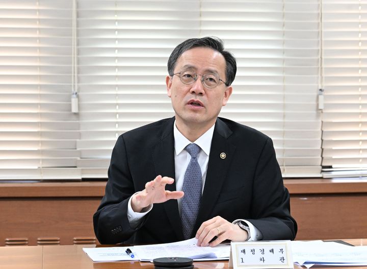 [서울=뉴시스] 이형일 재정경제부 차관이 2일 서울 종로구 정부서울청사에서 ''중동전쟁 물가대응팀 겸 제68차 물가관계차관회의'를 주재하고 있다. (사진=재정경제부 제공) 2026.04.02. photo@newsis.com *재판매 및 DB 금지