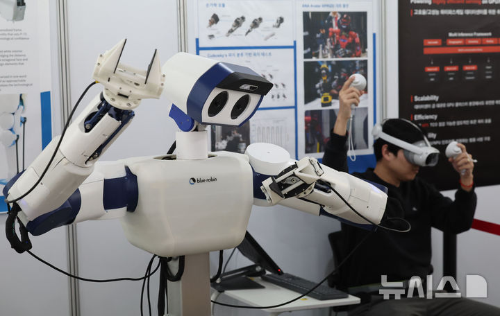 [서울=뉴시스] 권창회 기자 = 2일 오전 서울 관악구 서울대학교에서 열린 '서울대학교 AI Summit 2026'에서 참가기업 블루로빈이 로봇시연을 하고 있다. 2026.04.02. kch0523@newsis.com