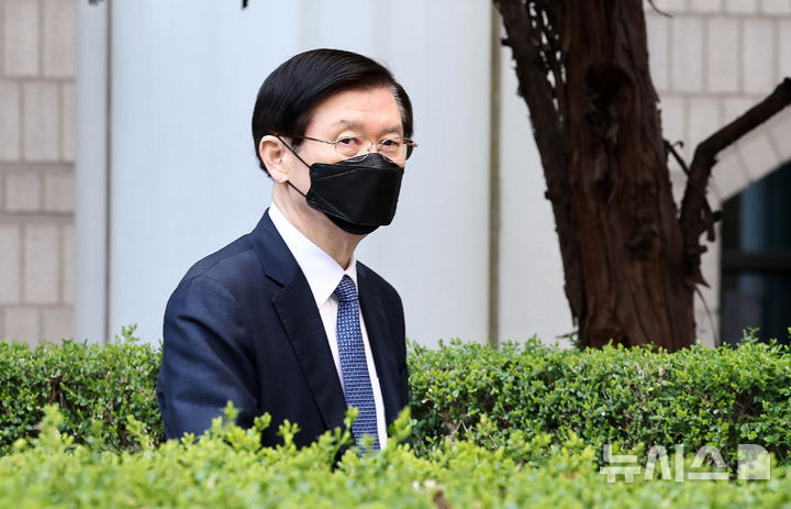 [서울=뉴시스] 조성우 기자 = 윤석열 전 대통령에 대한 체포영장 집행을 방해한 혐의를 받는 박종준 전 대통령경호처장이 2일 오전 서울 서초구 서울중앙지법에서 열린 공판에 출석하고 있다. (공동취재) 2026.04.02. photo@newsis.com