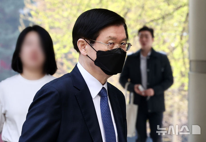 [서울=뉴시스] 조성우 기자 = 윤석열 전 대통령에 대한 체포영장 집행을 방해한 혐의를 받는 박종준 전 대통령경호처장이 2일 오전 서울 서초구 서울중앙지법에서 열린 공판에 출석하고 있다. (공동취재) 2026.04.02. photo@newsis.com