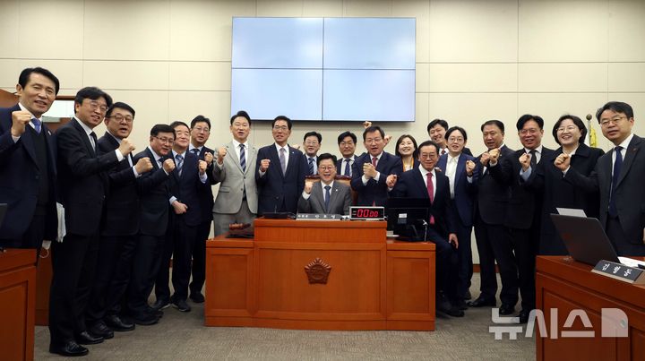 [서울=뉴시스] 조성봉 기자 = 안호영 국회 기후환노위원장이 2일 오전 서울 여의도 국회에서 기후에너지환경노동위원회 전체회의를 마치고 김영훈 고용노동부 장관, 여야 의원들과 기념촬영을 하고 있다. 2026.04.02. suncho21@newsis.com