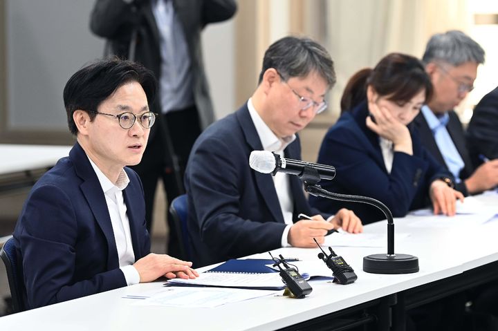 [서울=뉴시스] 김정관 산업통상부 장관이 2일 오전 서울 영등포구 중소기업중앙회에서 '중동전쟁 관련 업종별 석화제품 수급상황 점검회의'를 주재하고 있다. (사진=산업통상부 제공) 2026.04.02. photo@newsis.com *재판매 및 DB 금지