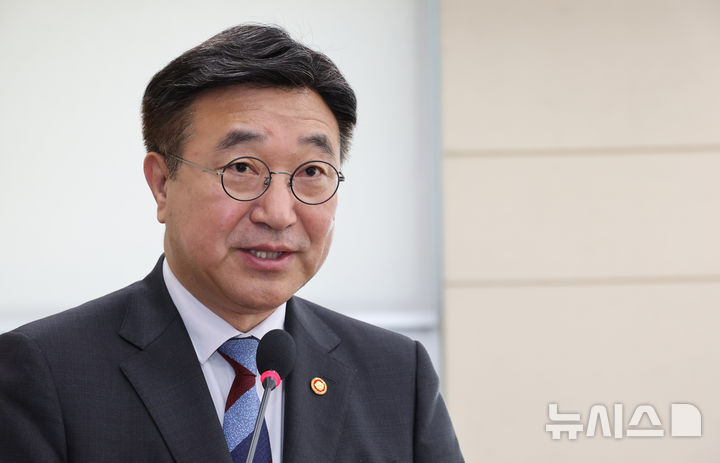 [서울=뉴시스] 김금보 기자 = 윤호중 행정안전부 장관이 지난 2일 오전 서울 여의도 국회에서 열린 행정안전위원회 전체회의에서 2026년도 제1회 추가경정예산안(정부)에 대한 제안설명을 하고 있다. 2026.04.02. kgb@newsis.com