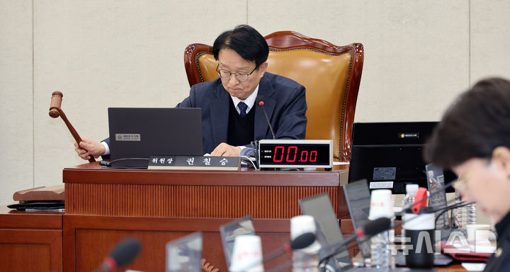 [서울=뉴시스] 김금보 기자 = 권칠승 국회 행정안전위원회 위원장이 지난 2일 오전 서울 여의도 국회에서 열린 전체회의에서 의사봉을 두드리고 있다. 2026.04.02. kgb@newsis.com