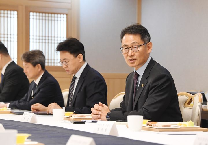 [서울=뉴시스] 허장 재정경제부 차관이 2일 서울 종로구 정부서울청사에서 '외국인투자 유치 자문위원회'를 주재하고 있다. (사진=재정경제부 제공) 2026.04.02. photo@newsis.com *재판매 및 DB 금지