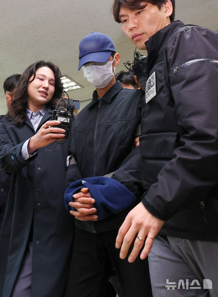 [대구=뉴시스] 이무열 기자 = 설거지 소리가 시끄럽다는 이유로 장모를 무차별 폭행해 살해하고 시신을 여행용 가방에 담아 강물에 버린 20대 사위가 2일 대구 수성구 대구지방법원에서 열린 구속 전 피의자 심문(영장실질심사)에 출석하고 있다. 2026.04.02. lmy@newsis.com