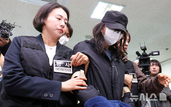 [대구=뉴시스] 이무열 기자 = 설거지 소리가 시끄럽다는 이유로 엄마를 무차별 폭행해 살해하고 시신을 여행용 가방에 담아 강물에 버린 20대 친딸이 2일 대구 수성구 대구지방법원에서 열린 구속 전 피의자 심문(영장실질심사)에 출석하고 있다. 2026.04.02. lmy@newsis.com