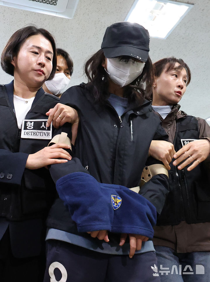 [대구=뉴시스] 이무열 기자 = 설거지 소리가 시끄럽다는 이유로 친모를 무차별 폭행해 살해하고 시신을 여행용 가방에 담아 강물에 버린 20대 친딸이 2일 대구 수성구 대구지방법원에서 열린 구속 전 피의자 심문(영장실질심사)에 출석하고 있다. 2026.04.02. lmy@newsis.com