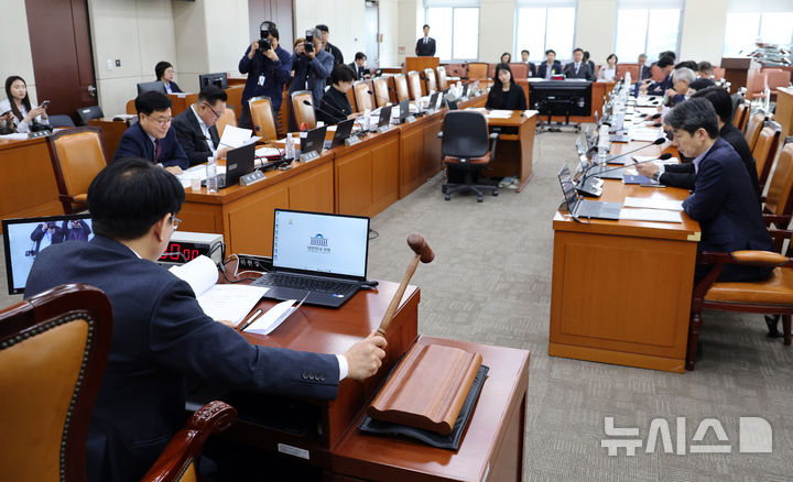 [서울=뉴시스] 김금보 기자 = 권칠승 국회 행정안전위원회 위원장이 지난 2일 오전 서울 여의도 국회에서 열린 전체회의에서 의사봉을 두드리고 있다. 2026.04.02. kgb@newsis.com