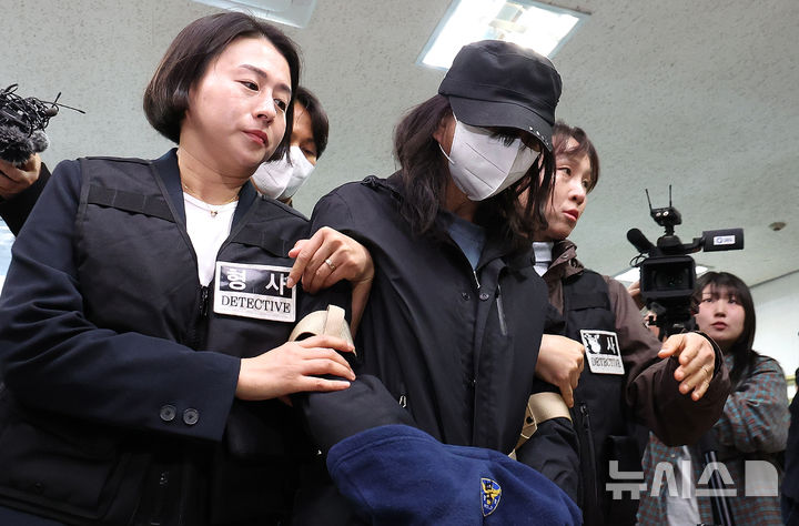 [대구=뉴시스] 이무열 기자 = 설거지 소리가 시끄럽다는 이유로 엄마를 무차별 폭행해 살해하고 시신을 여행용 가방에 담아 강물에 버린 20대 친딸이 2일 대구 수성구 대구지방법원에서 열린 구속 전 피의자 심문(영장실질심사)에 출석하고 있다. 2026.04.02. lmy@newsis.com