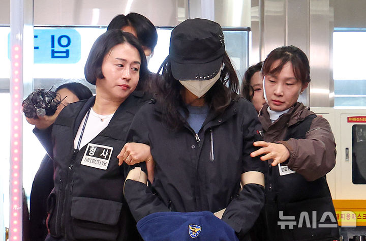 [대구=뉴시스] 이무열 기자 = 설거지 소리가 시끄럽다는 이유로 장모를 무차별 폭행해 살해하고 시신을 여행용 가방에 담아 강물에 버린 20대 친딸이 2일 대구 수성구 대구지방법원에서 열린 구속 전 피의자 심문(영장실질심사)에 출석하고 있다. 2026.04.02. lmy@newsis.com