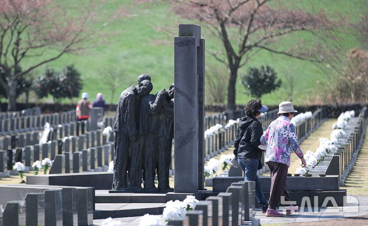 [제주=뉴시스] 우장호 기자 = 제78주년 제주4·3 추념식을 하루 앞둔 2일 오전 제주시 봉개동 4·3평화공원 내 행불인 표석에 유족들의 발걸음이 이어지고 있다. 2026.04.02. woo1223@newsis.com