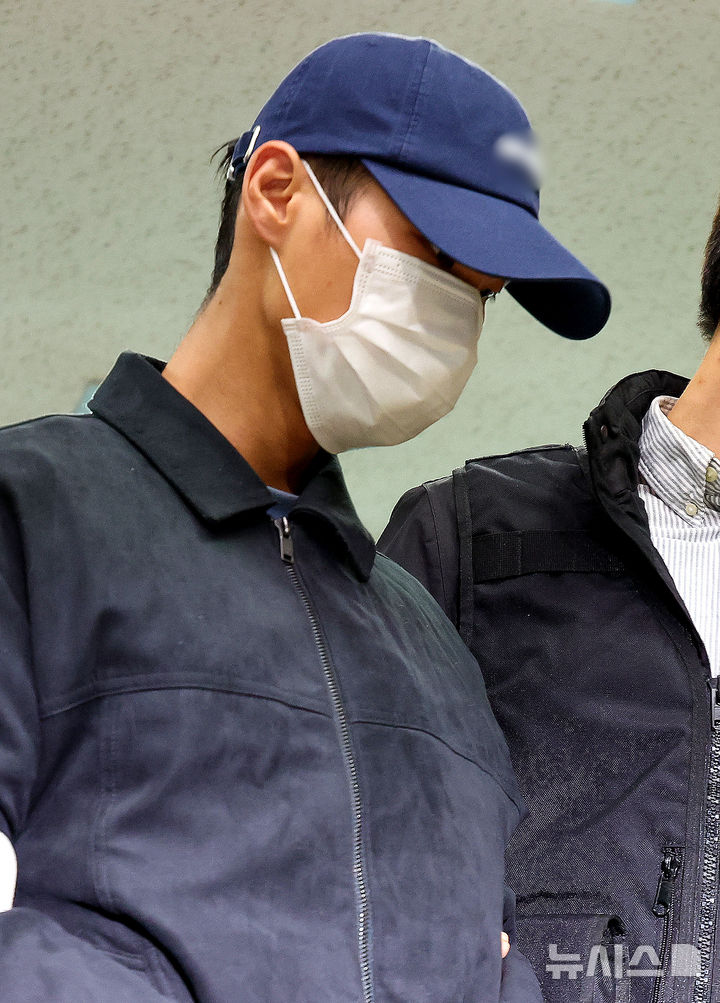 [대구=뉴시스] 이무열 기자 = 설거지 소리가 시끄럽다는 이유로 장모를 무차별 폭행해 살해하고 시신을 여행용 가방에 담아 강물에 버린 20대 사위가 2일 대구 수성구 대구지방법원에서 열린 구속 전 피의자 심문(영장실질심사)에 출석하고 있다. 2026.04.02. lmy@newsis.com