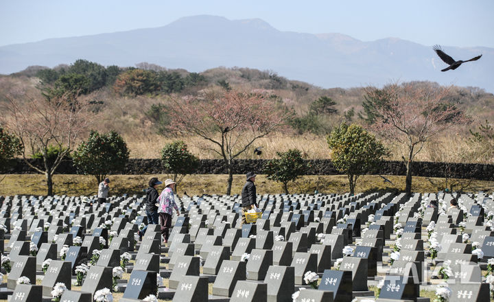 [제주=뉴시스] 우장호 기자 = 제78주년 제주4·3 추념식을 하루 앞둔 2일 오전 제주시 봉개동 4·3평화공원 내 행불인 표석에 유족들의 발걸음이 이어지고 있다. 2026.04.02. woo1223@newsis.com