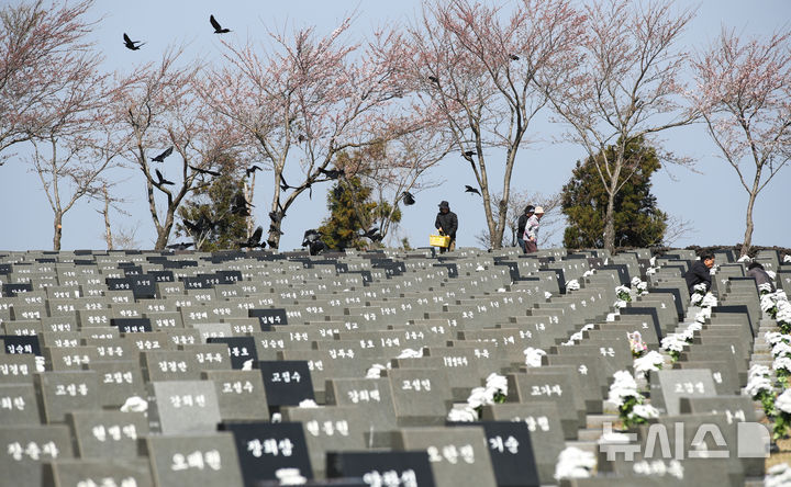 [제주=뉴시스] 우장호 기자 = 제78주년 제주4·3 추념식을 하루 앞둔 2일 오전 제주시 봉개동 4·3평화공원 내 행불인 표석에 유족들의 발걸음이 이어지고 있다. 2026.04.02. woo1223@newsis.com