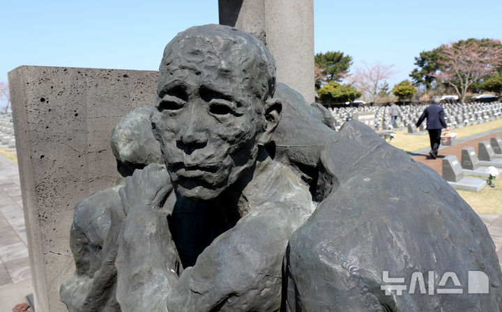 [제주=뉴시스] 우장호 기자 = 제78주년 제주4·3 추념식을 하루 앞둔 2일 오전 제주시 봉개동 4·3평화공원 내 행불인 표석에 유족들의 발걸음이 이어지고 있다. 2026.04.02. woo1223@newsis.com