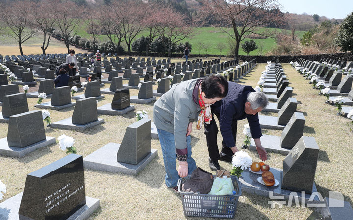 [제주=뉴시스] 우장호 기자 = 제78주년 제주4·3 추념식을 하루 앞둔 2일 오전 제주시 봉개동 4·3평화공원 내 행불인 표석에 유족들의 발걸음이 이어지고 있다. 2026.04.02. woo1223@newsis.com